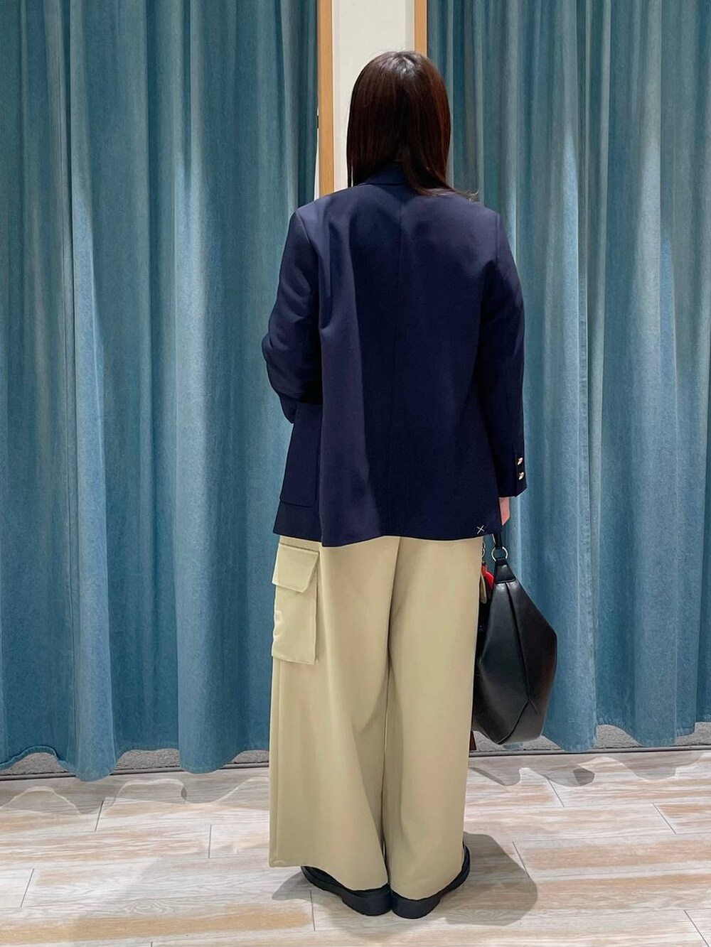 ブルー系のテーラードジャケット、ベージュ系のその他パンツ、その他のローファーを着用したレディースの冬コーディネートの3枚目の写真