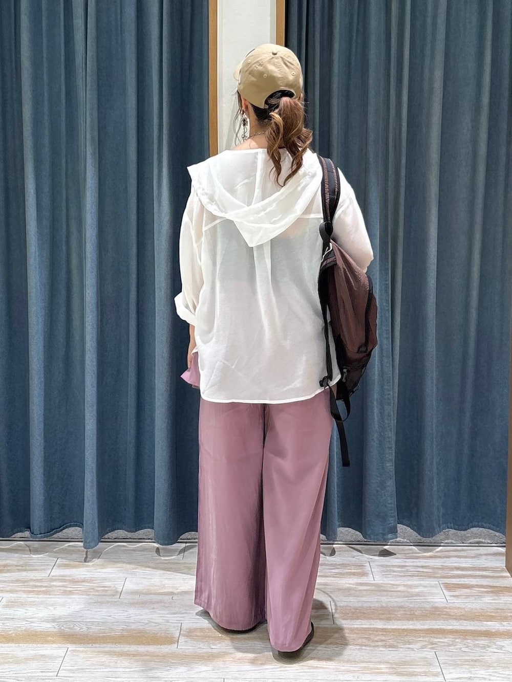 パープル系のその他パンツ、ブラウン系のバックパック/リュック、ブラック系のサンダルを着用したレディースの夏コーディネートの3枚目の写真