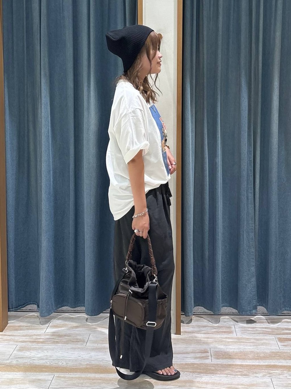 ホワイト系のTシャツ/カットソー、グレー系のその他パンツ、ブラウン系のショルダーバッグを着用したレディースの夏コーディネートの2枚目の写真