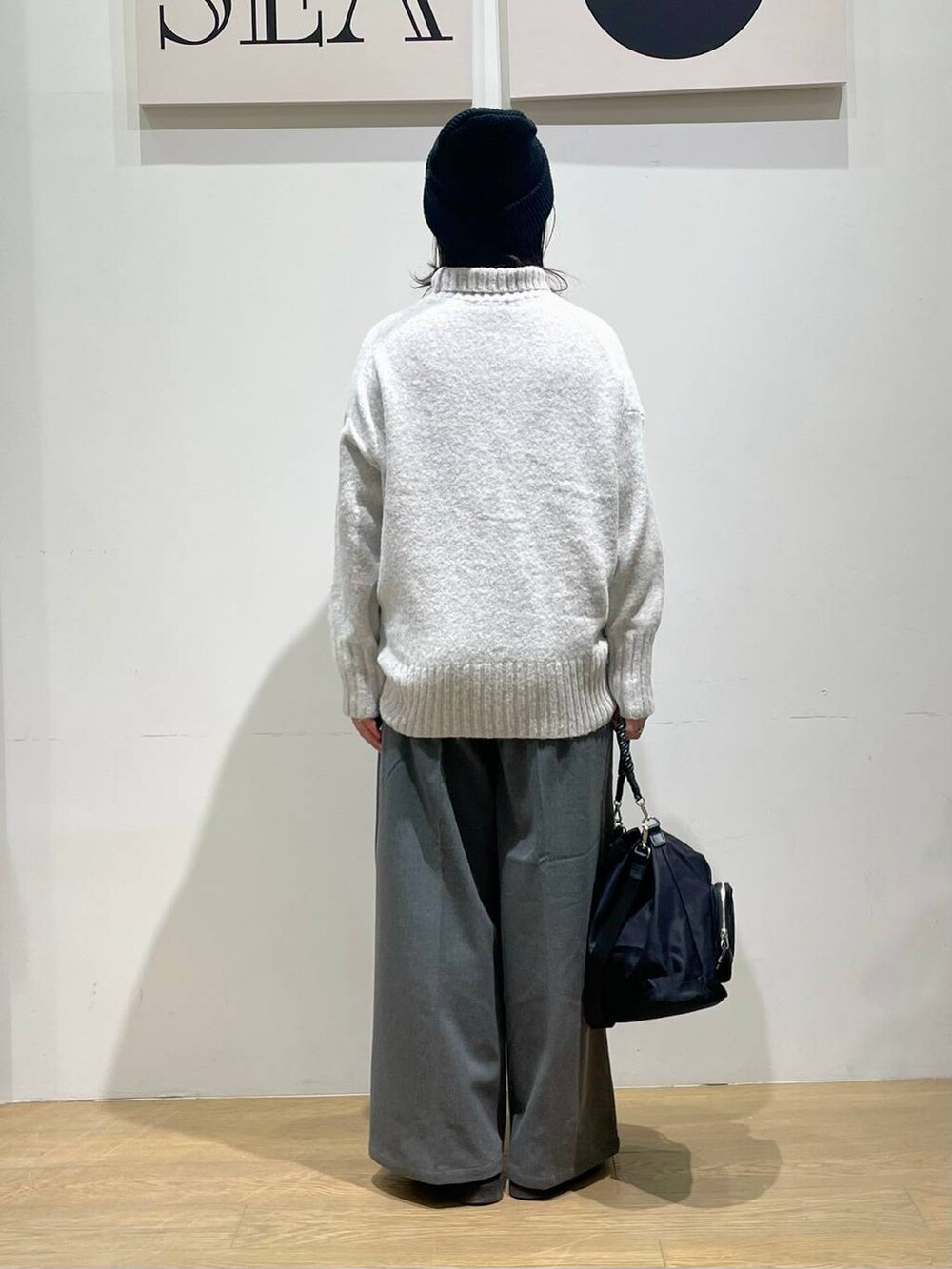 ブラック系のショルダーバッグ、グレー系のニット/セーター、グレー系のその他パンツを着用したレディースの秋コーディネートの3枚目の写真