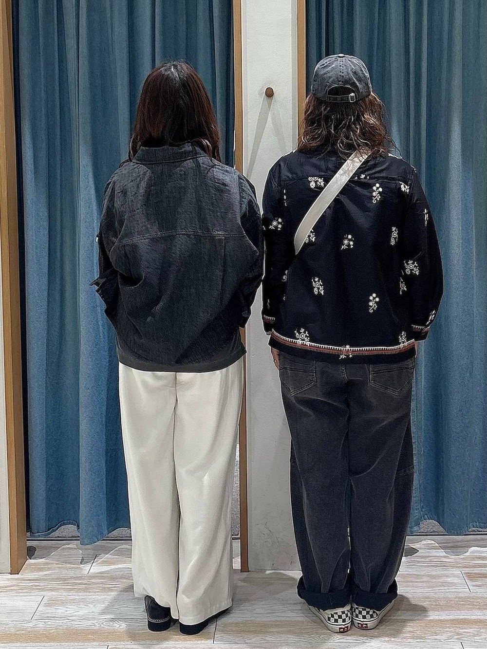 ブラック系のショルダーバッグ、シルバー系のトートバッグ、グレー系のデニムパンツを着用したレディースの冬コーディネートの3枚目の写真