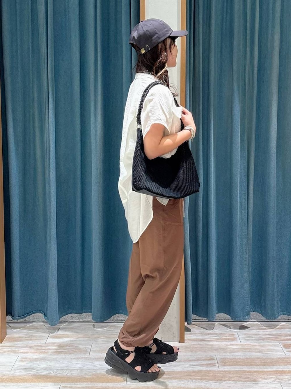 ホワイト系のキャミソール、ホワイト系のシャツ/ブラウス、ブラウン系のその他パンツを着用したレディースの夏コーディネートの2枚目の写真