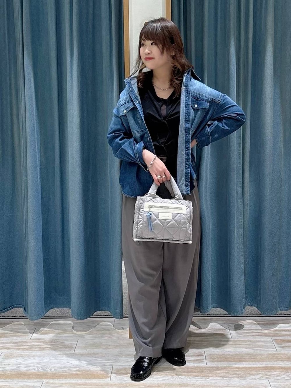 グレー系のショルダーバッグ、ブラック系のローファー、ブルー系のシャツ/ブラウスを着用したレディースの冬コーディネートの4枚目の写真