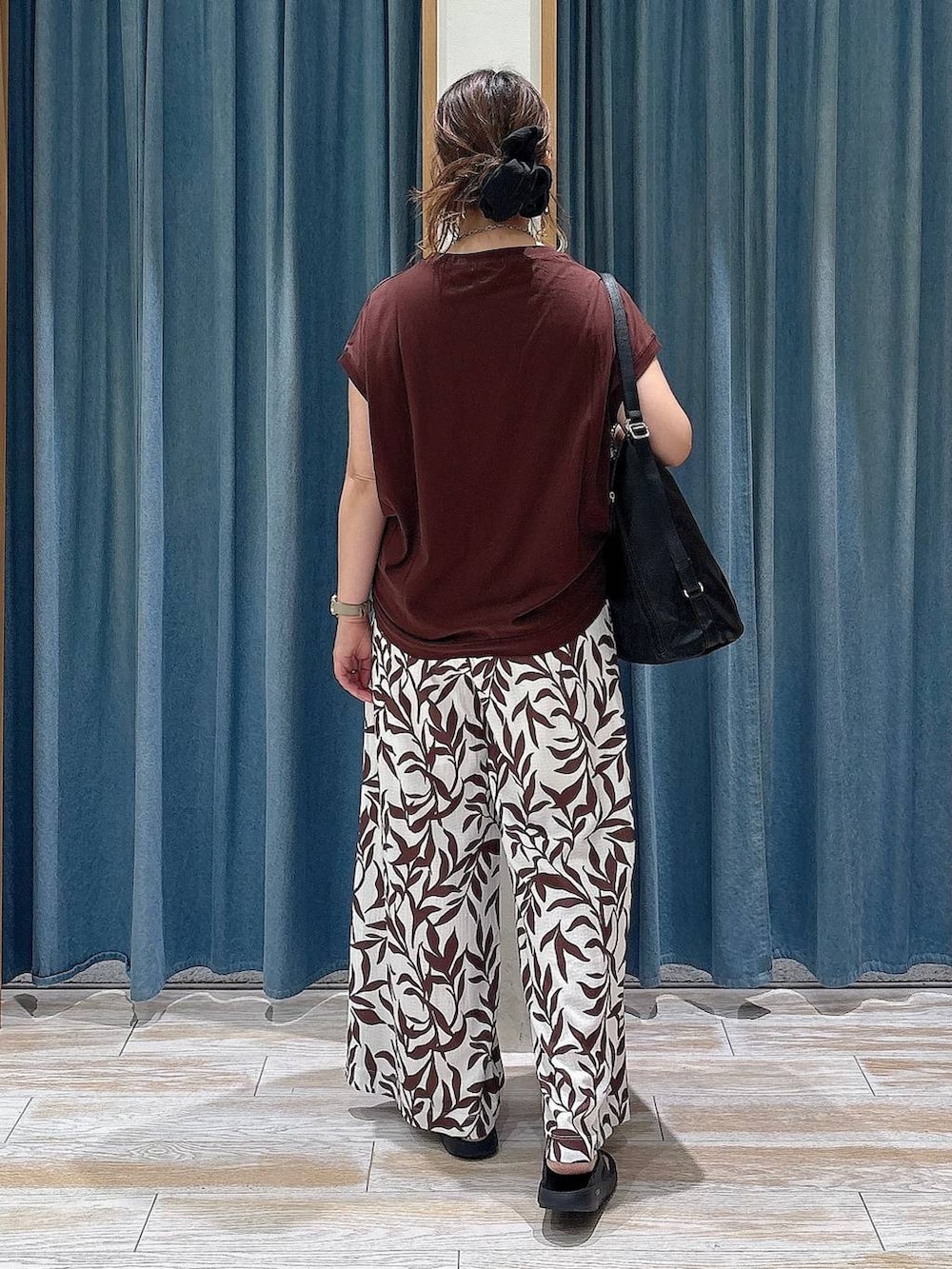ブラウン系のTシャツ/カットソー、ホワイト系のその他パンツ、ブラック系のトートバッグを着用したレディースの夏コーディネートの3枚目の写真