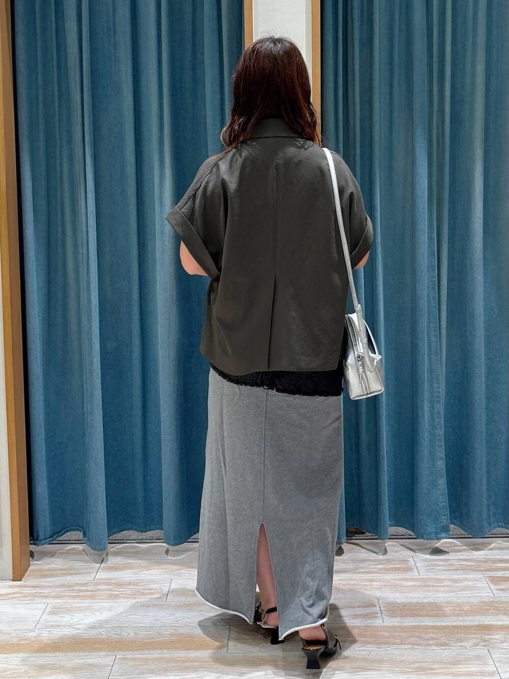 ブラック系のキャミソール、グレー系のその他アウター、シルバー系のショルダーバッグを着用したレディースの夏コーディネートの3枚目の写真