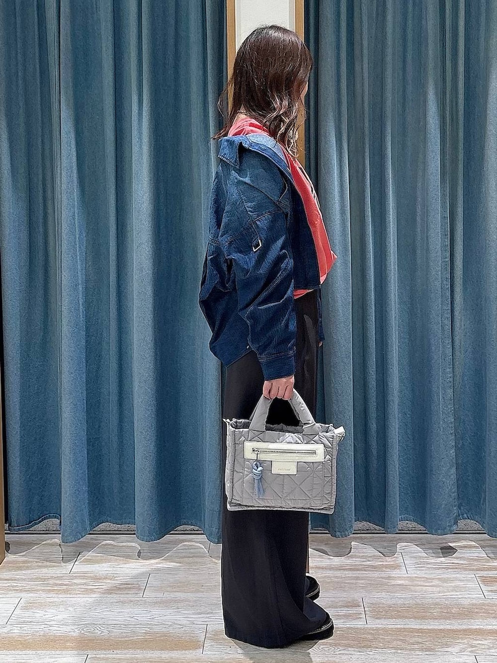 グレー系のショルダーバッグ、レッド系のTシャツ/カットソー、グレー系のその他パンツを着用したレディースの冬コーディネートの2枚目の写真