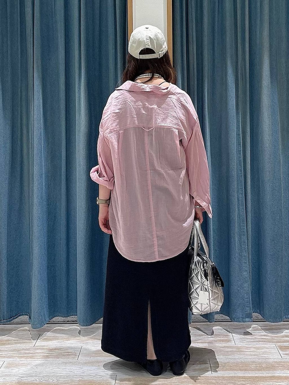 ピンク系のシャツ/ブラウス、ブラック系のパンプス、ブラック系のワンピースを着用したレディースの春コーディネートの3枚目の写真