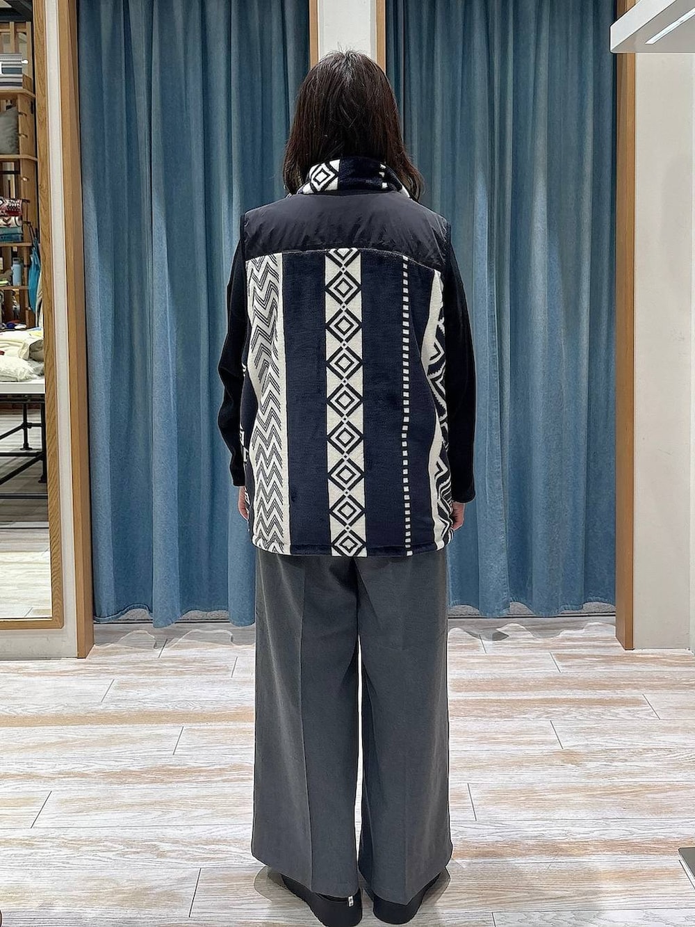 グレー系のその他パンツ、ブラック系のニット/セーター、ブラック系のブランケットを着用したレディースの冬コーディネートの3枚目の写真