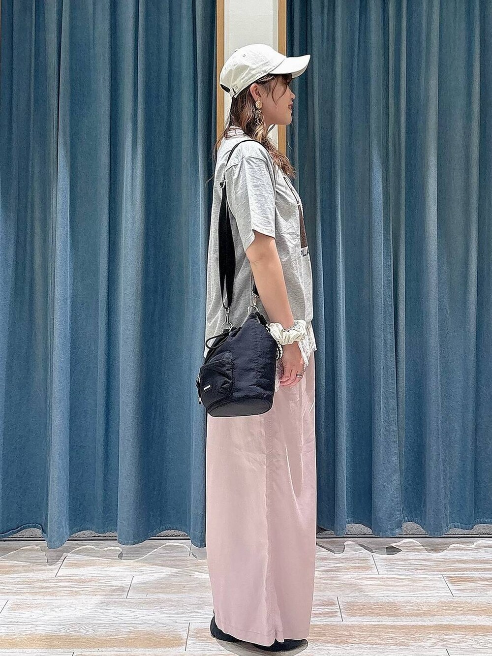 パープル系のその他パンツ、ブラック系のサンダル、ブラック系のショルダーバッグを着用したレディースの春コーディネートの2枚目の写真