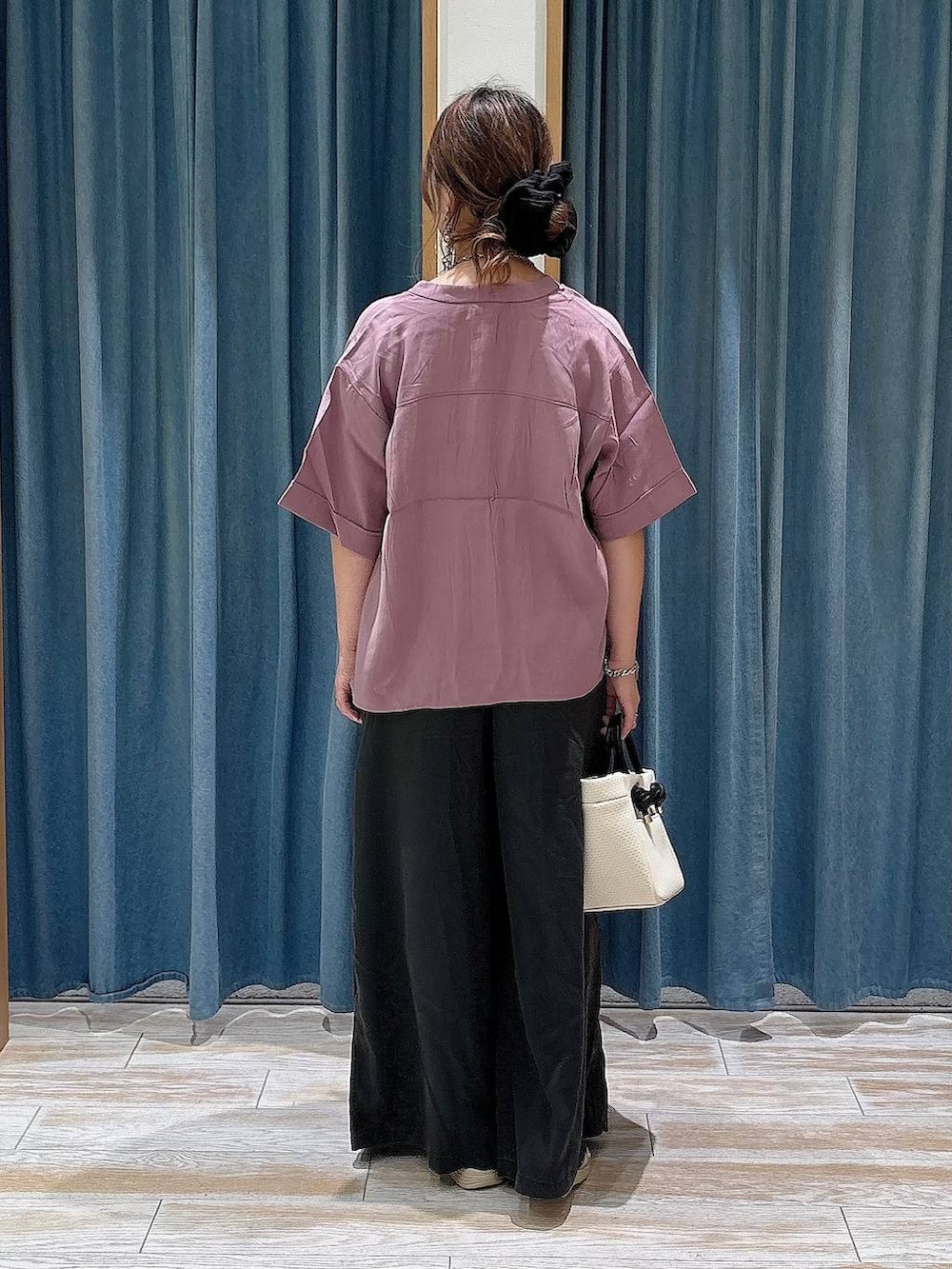パープル系のシャツ/ブラウス、グレー系のその他パンツ、シルバー系のサンダルを着用したレディースの夏コーディネートの3枚目の写真