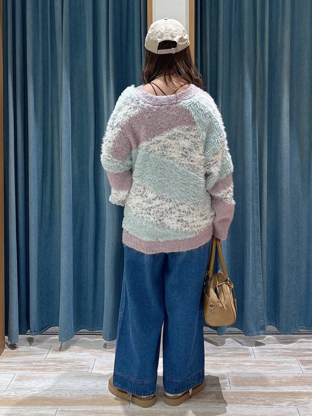 ブルー系のその他パンツ、パープル系のカーディガン/ボレロ、ベージュ系のその他シューズを着用したレディースの秋コーディネートの3枚目の写真
