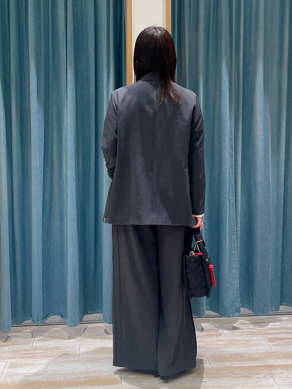 ブラック系のパンプス、グレー系のその他パンツ、グレー系のテーラードジャケットを着用したレディースの春コーディネートの3枚目の写真