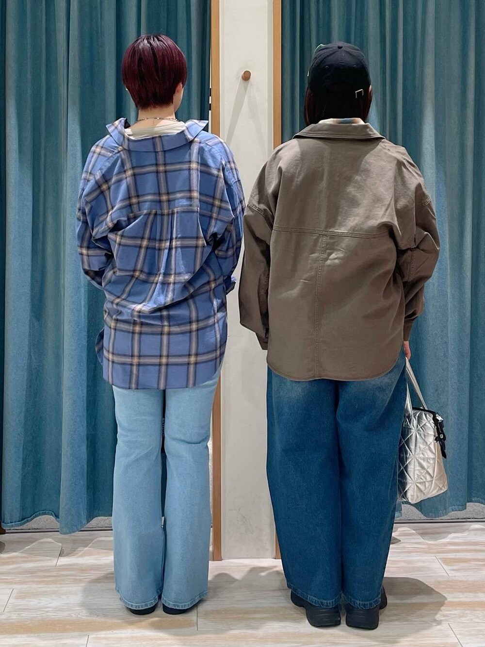 ブルー系のデニムパンツ、ベージュ系のTシャツ/カットソー、ブラック系のショルダーバッグを着用したレディースの冬コーディネートの3枚目の写真