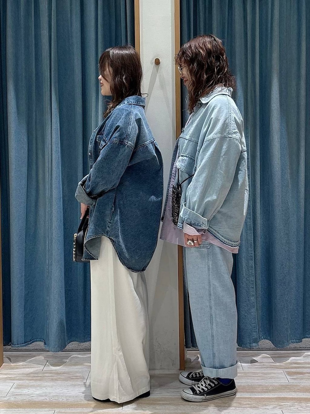 ブラウン系のショルダーバッグ、ピンク系のシャツ/ブラウス、ブラック系のローファーを着用したレディースの春コーディネートの2枚目の写真