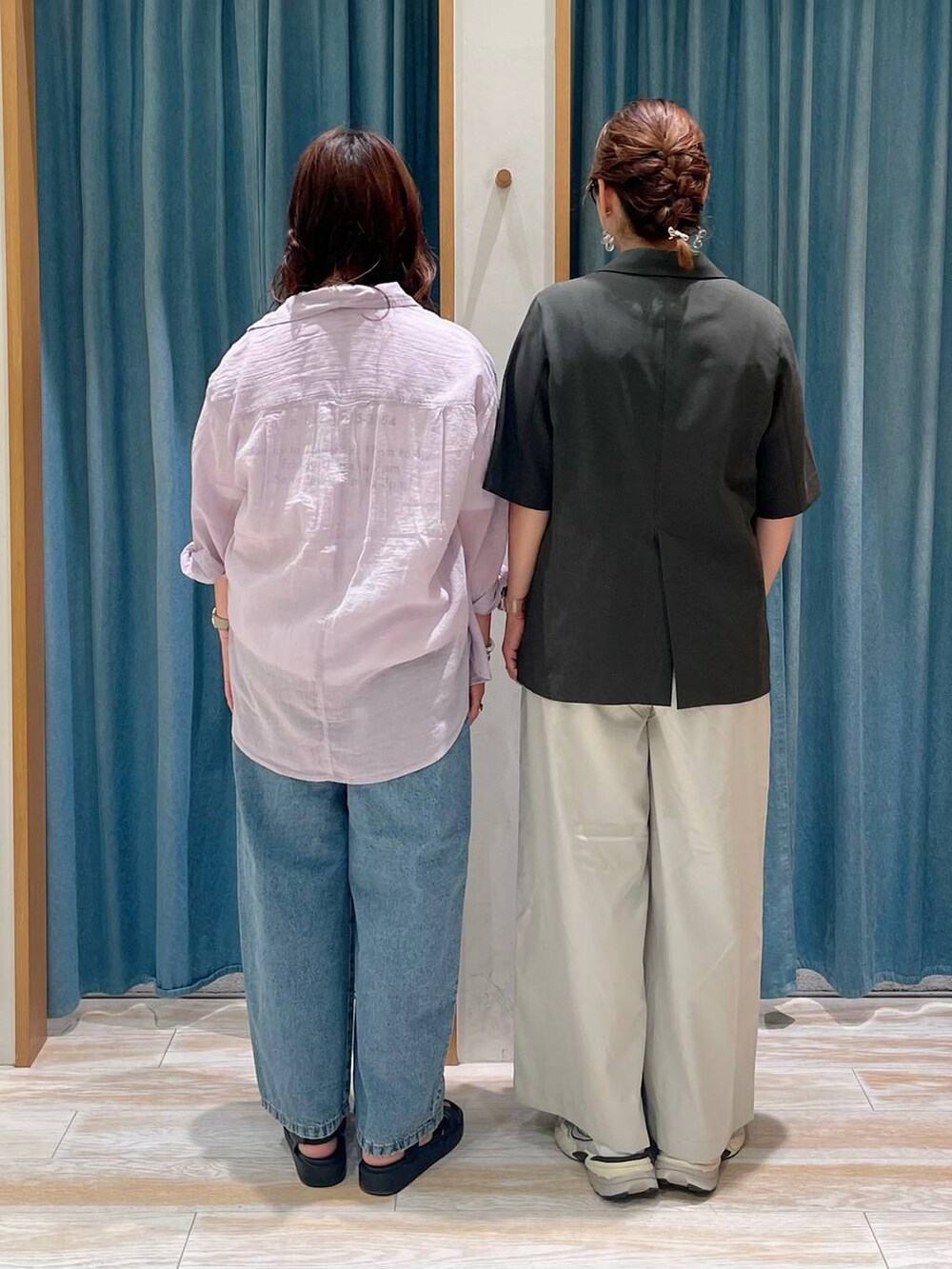 ブラック系のサンダル、ホワイト系のキャミソール、パープル系のシャツ/ブラウスを着用したレディースの夏コーディネートの3枚目の写真