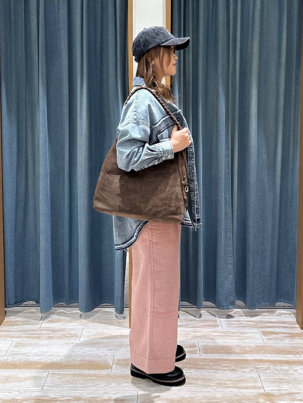 ピンク系のその他パンツ、ブルー系のシャツ/ブラウス、ホワイト系のベストを着用したレディースの秋コーディネートの2枚目の写真