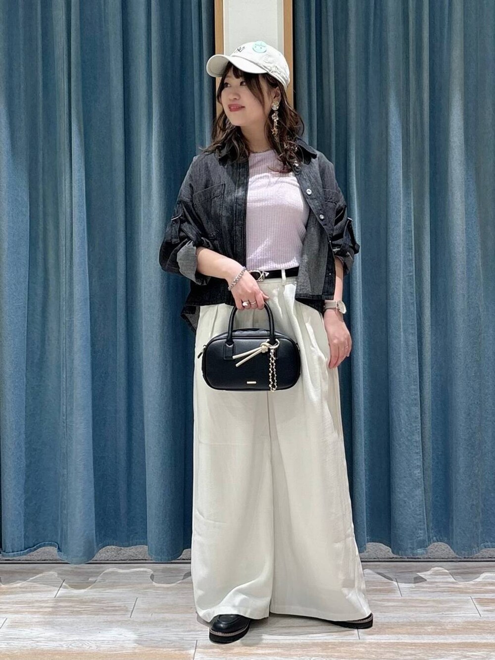 ブラック系のローファー、ブラック系のハンドバッグ、ベージュ系のその他パンツを着用したレディースの春コーディネートの4枚目の写真