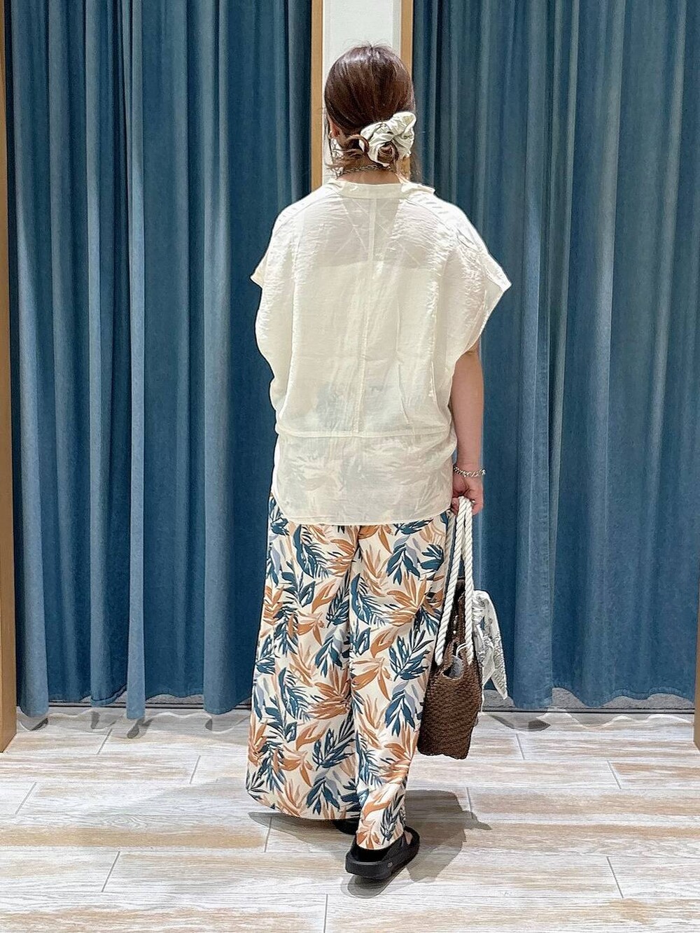 ホワイト系のシャツ/ブラウス、ブラウン系のトートバッグ、ブラウン系のその他パンツを着用したレディースの春コーディネートの3枚目の写真