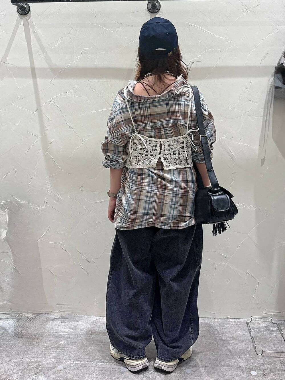 ベージュ系のシャツ/ブラウス、グレー系のデニムパンツ、ベージュ系のキャミソールを着用したレディースの夏コーディネートの3枚目の写真