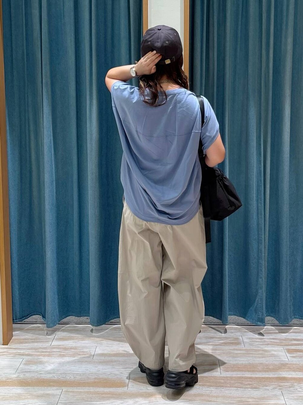 ブラック系のトートバッグ、ブルー系のTシャツ/カットソー、ベージュ系のその他パンツを着用したレディースの夏コーディネートの3枚目の写真