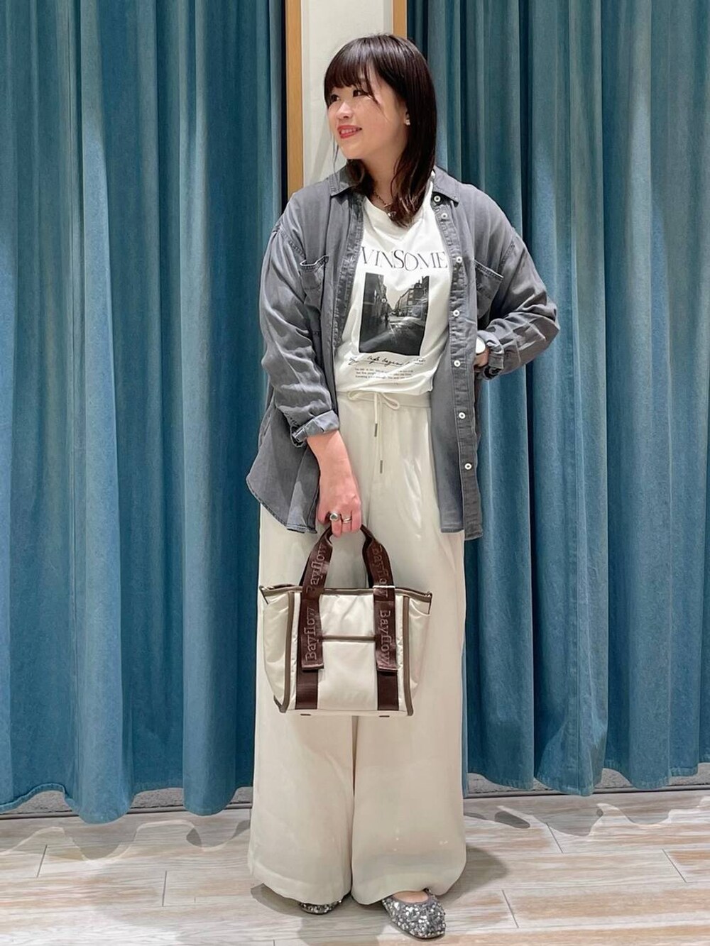 シルバー系のバレエシューズ、ベージュ系のトートバッグ、ホワイト系のTシャツ/カットソーを着用したレディースの春コーディネートの4枚目の写真