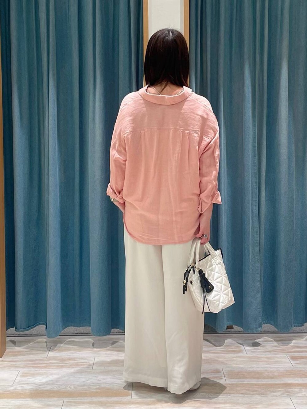 ホワイト系のその他パンツ、ピンク系のシャツ/ブラウス、ベージュ系のキャミソールを着用したレディースの春コーディネートの3枚目の写真