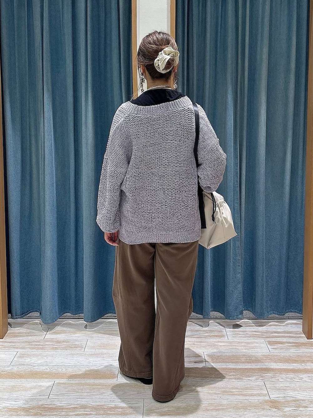 パープル系のカーディガン/ボレロ、ブラウン系のスウェットパンツ、ホワイト系のトートバッグを着用したレディースの秋コーディネートの3枚目の写真