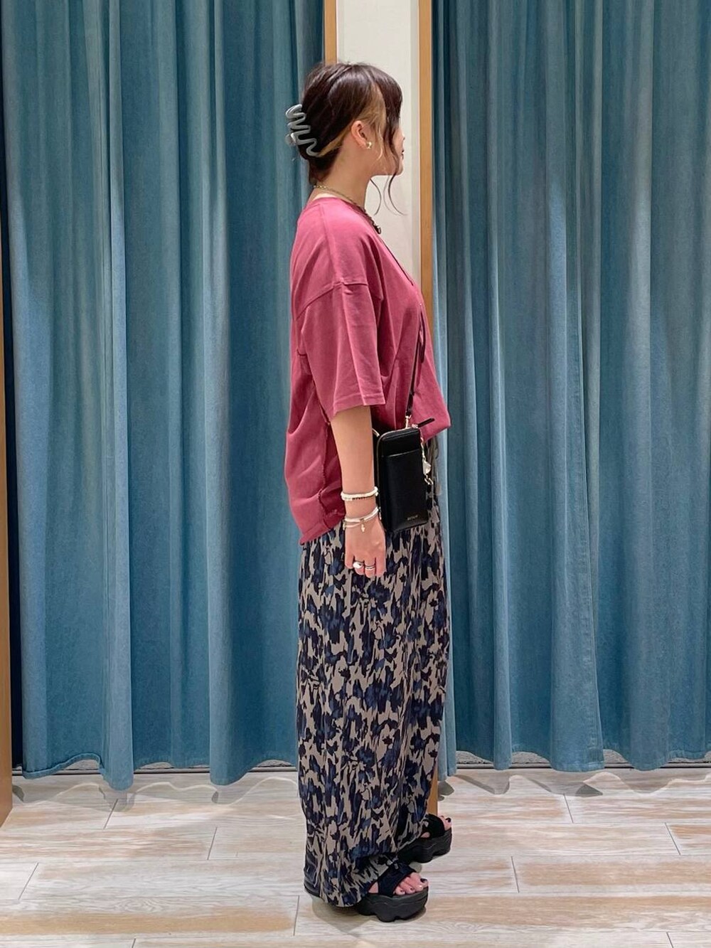 ベージュ系のその他パンツ、レッド系のTシャツ/カットソー、ブラック系の財布を着用したレディースの夏コーディネートの2枚目の写真