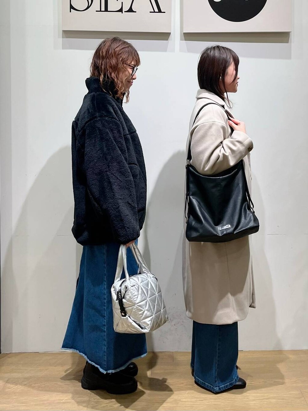 「着痩せ・細見え、差し色コーデ、体型カバー、休日コーデ、ママコーデ、女子会、ゆったり、ヘルシー、BAYFLOW、ニット、デートコーデ、スウェット、アウター」｜「BAYFLOWの[軽量で暖かい]スタンドカラーファーブルゾン（ブルゾン、ブラック系）」を使った、akariさん（レディース・161cm）の冬コーディネートの2枚目の写真