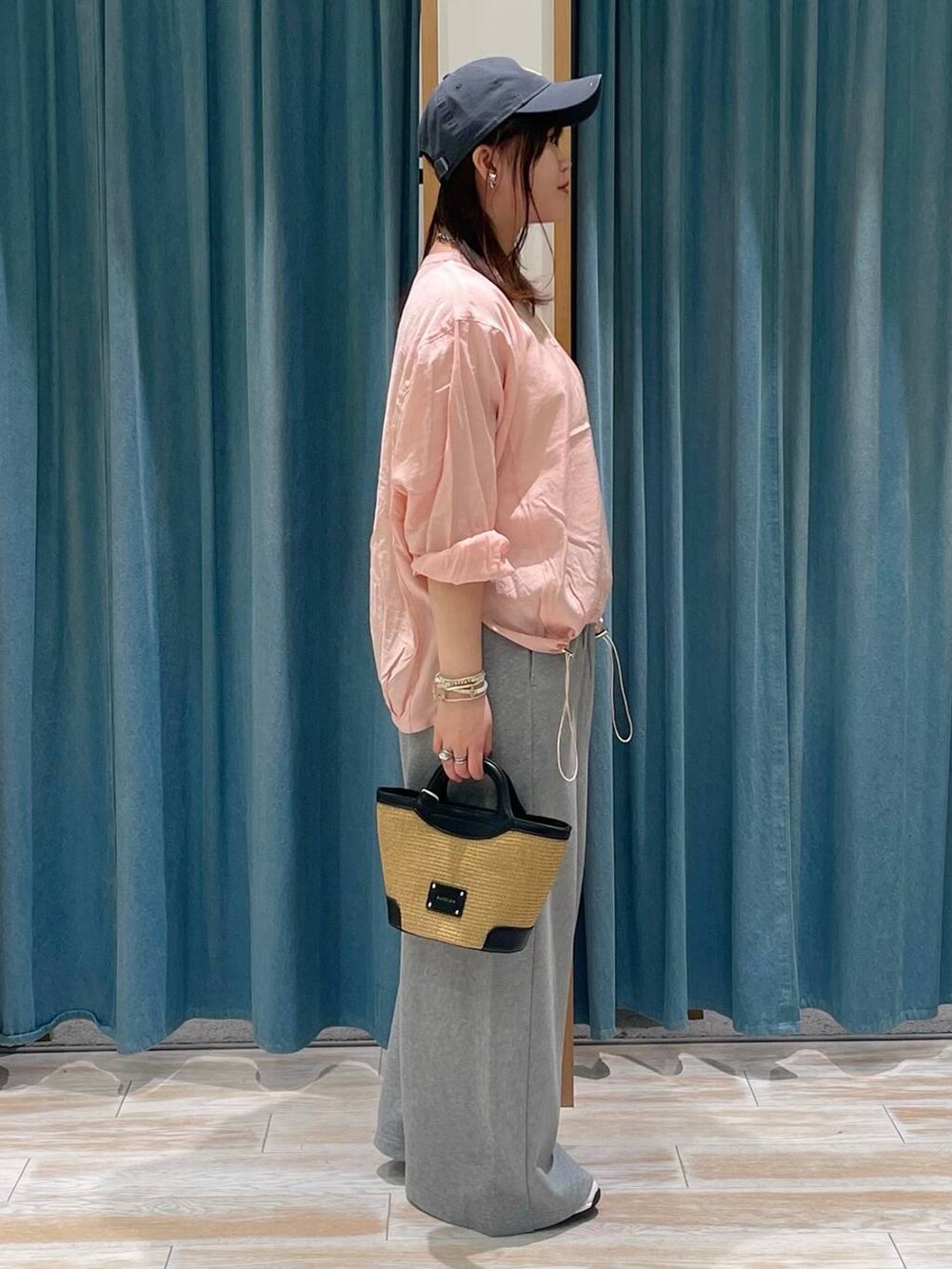 ホワイト系のスニーカー、グレー系のスウェットパンツ、ピンク系のシャツ/ブラウスを着用したレディースの春コーディネートの2枚目の写真