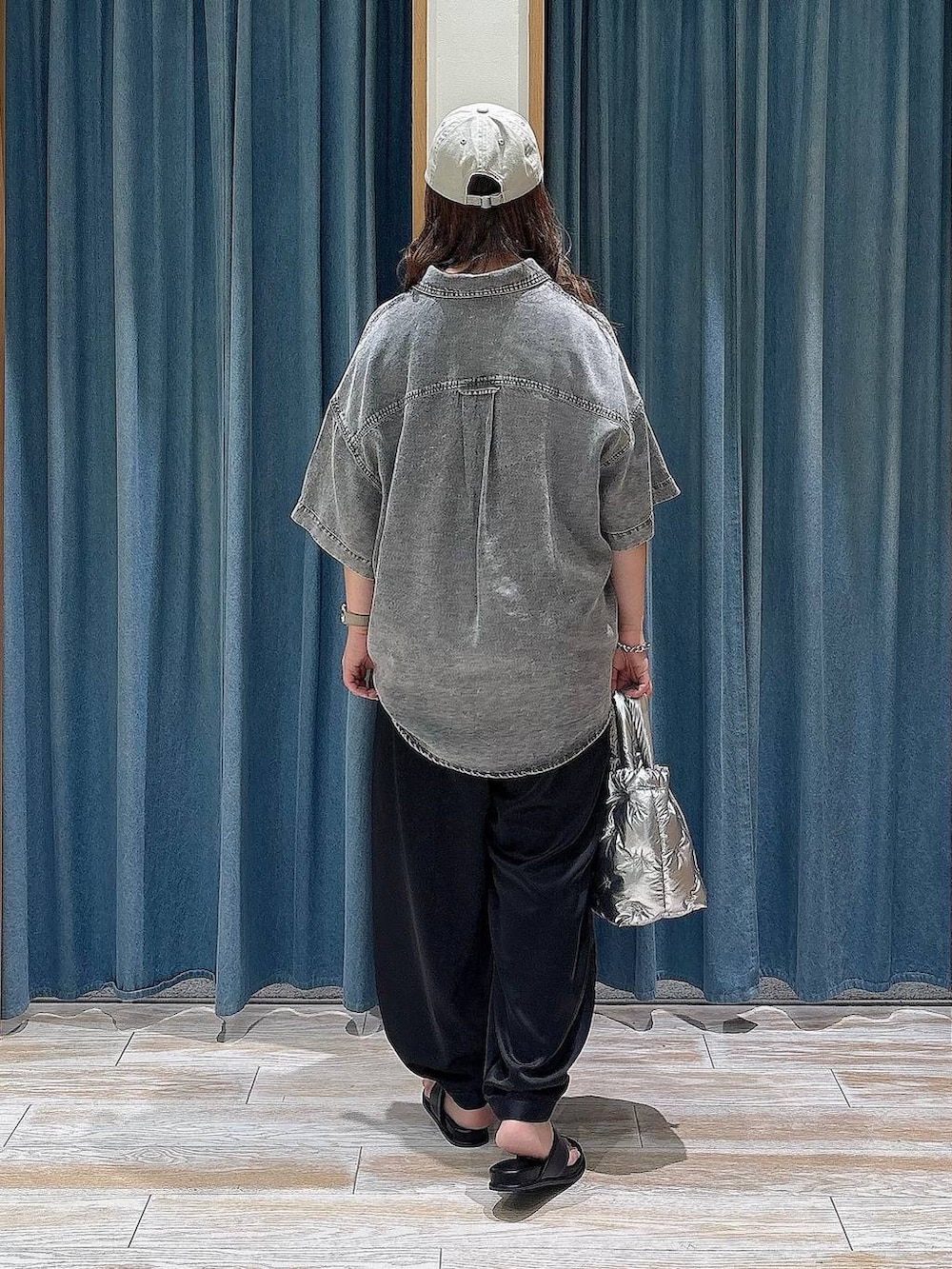 ブラック系のその他パンツ、シルバー系のショルダーバッグ、グレー系のシャツ/ブラウスを着用したレディースの夏コーディネートの3枚目の写真