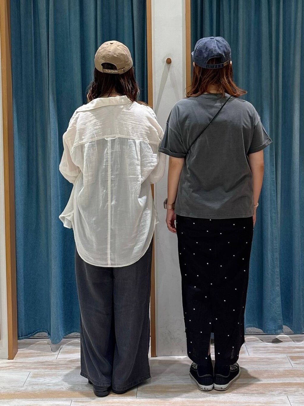 ブラウン系のショルダーバッグ、ブラック系のキャミソール、グレー系のTシャツ/カットソーを着用したレディースの夏コーディネートの3枚目の写真