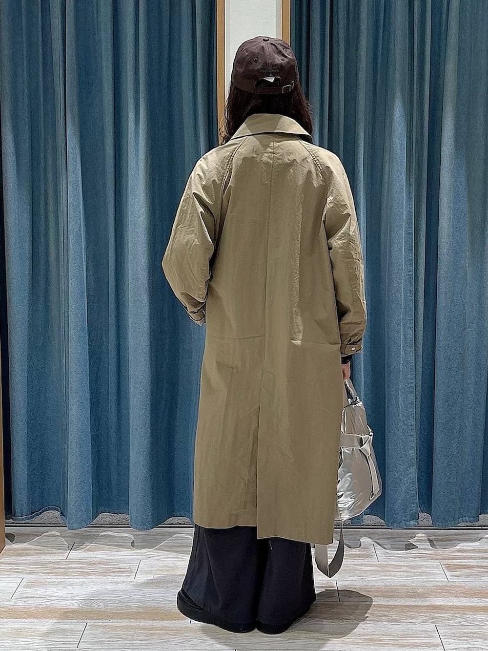 シルバー系のトートバッグ、ブラック系のブーツ、ブラック系のTシャツ/カットソーを着用したレディースの冬コーディネートの3枚目の写真