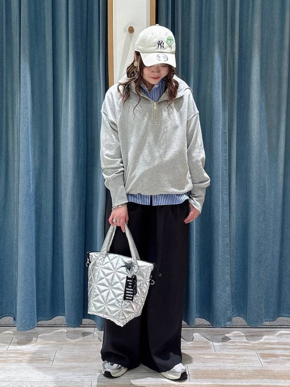 グレー系のその他パンツ、ブルー系のシャツ/ブラウス、グレー系のスウェットを着用したレディースの春コーディネートの3枚目の写真