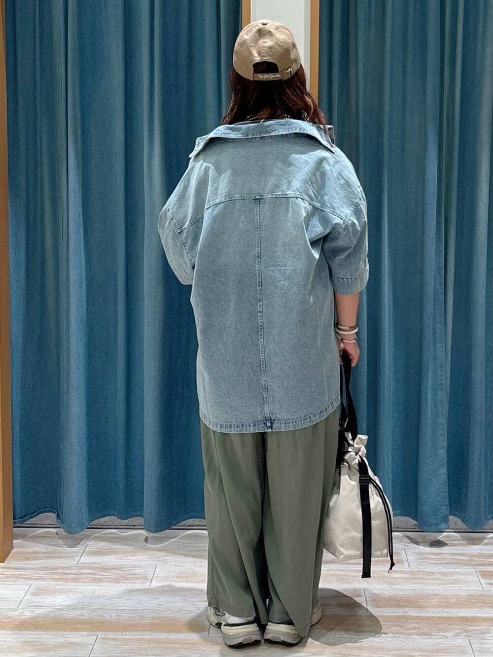 ホワイト系のトートバッグ、グレー系のTシャツ/カットソー、グリーン系のその他パンツを着用したレディースの夏コーディネートの3枚目の写真