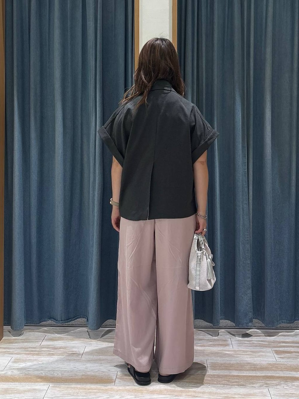 パープル系のその他パンツ、グレー系のショルダーバッグ、ブラック系のサンダルを着用したレディースの夏コーディネートの3枚目の写真