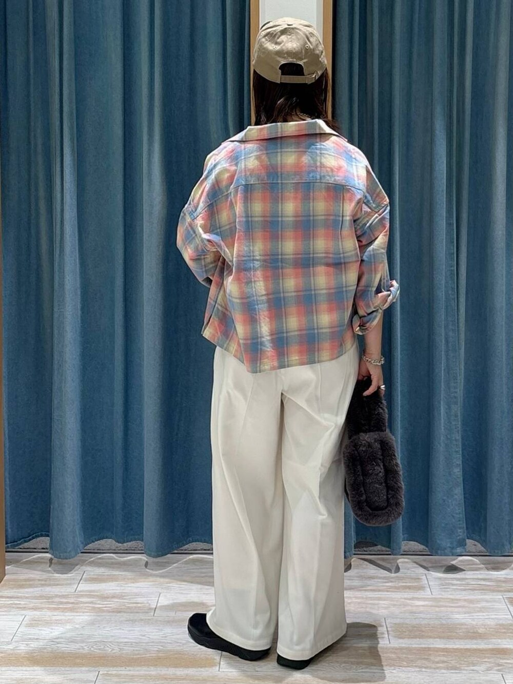 ブラック系のキャミソール、ピンク系のシャツ/ブラウス、グレー系のトートバッグを着用したレディースの秋コーディネートの3枚目の写真