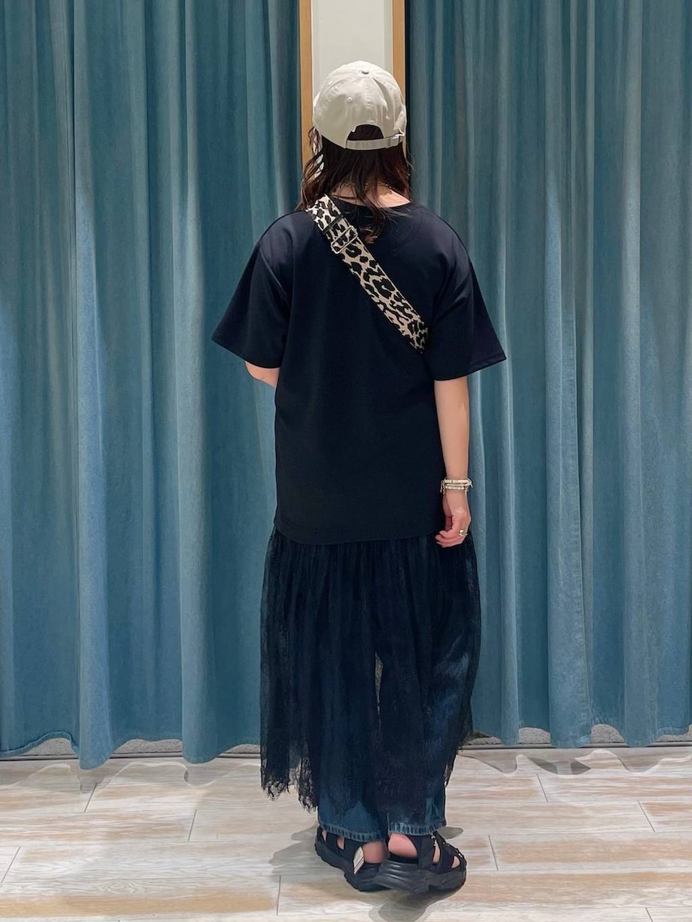 「着痩せ・細見え、女子会、ゆったり、BAYFLOW、差し色コーデ、体型カバー、休日コーデ、ママコーデ、ヘルシー、デートコーデ」｜「BAYFLOWのカラーダイアルウォッチ（アナログ腕時計、ベージュ系）」を使った、akariさん（レディース・161cm）の春コーディネートの3枚目の写真