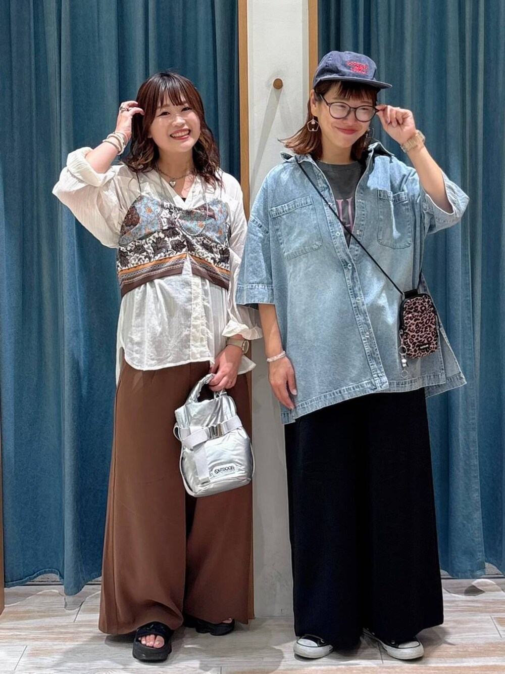 ブラウン系のショルダーバッグ、グレー系のTシャツ/カットソー、ホワイト系のシャツ/ブラウスを着用したレディースの夏コーディネートの4枚目の写真