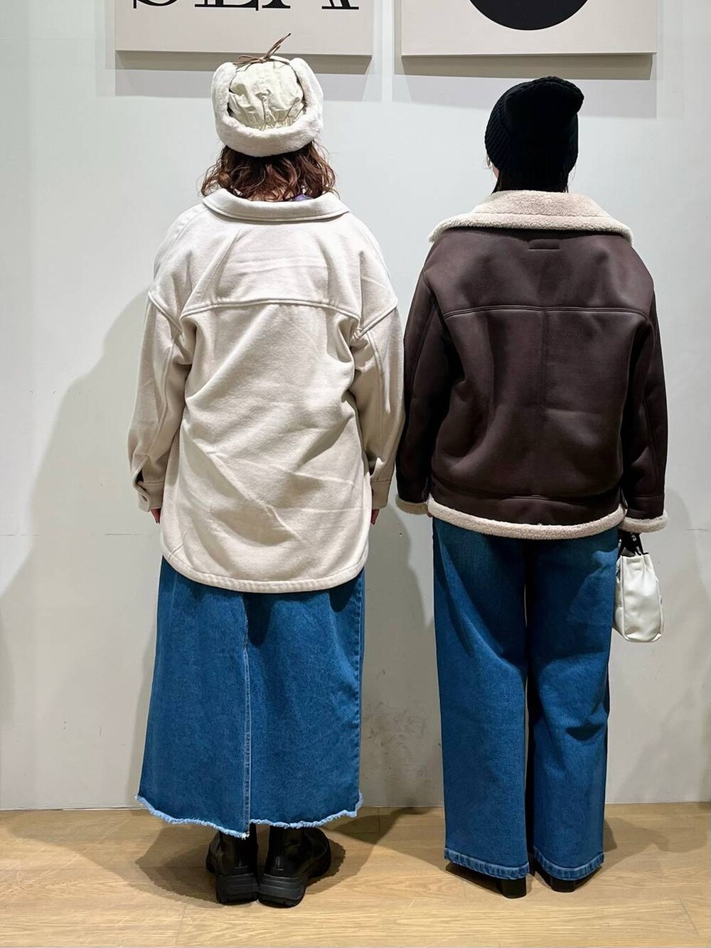 「着痩せ・細見え、差し色コーデ、体型カバー、休日コーデ、ママコーデ、女子会、ゆったり、ヘルシー、BAYFLOW、デートコーデ」|「OUTDOOR PRODUCTSの【OUTDOOR PRODUCTS(アウトドアプロダクツ)】別注ファーフライトキャップ(キャップ、ベージュ系)」を使った、akariさん(レディース・161cm)の冬コーディネートの3枚目の写真