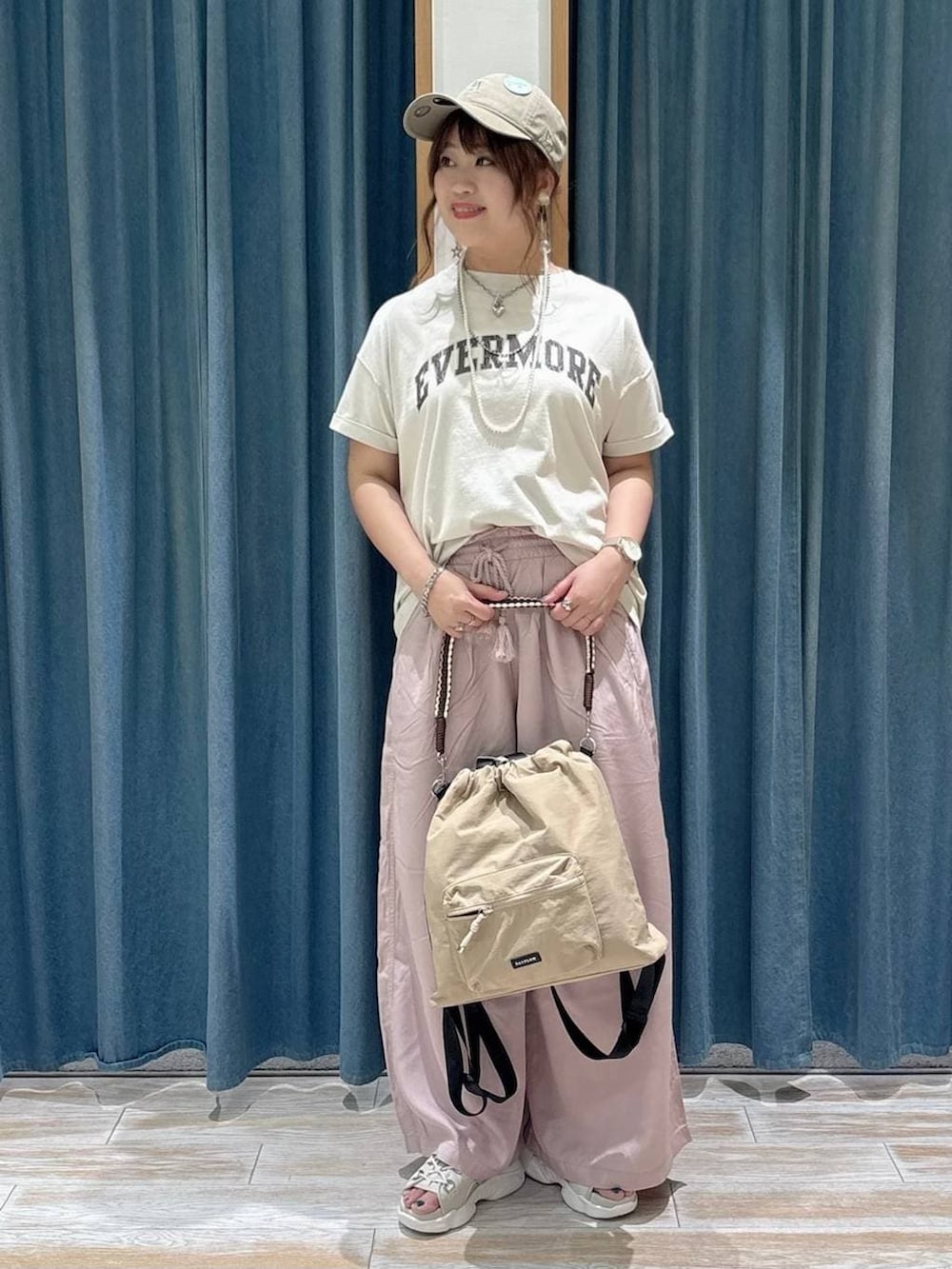 ホワイト系のTシャツ/カットソー、パープル系のその他パンツ、グレー系のサンダルを着用したレディースの春コーディネートの4枚目の写真