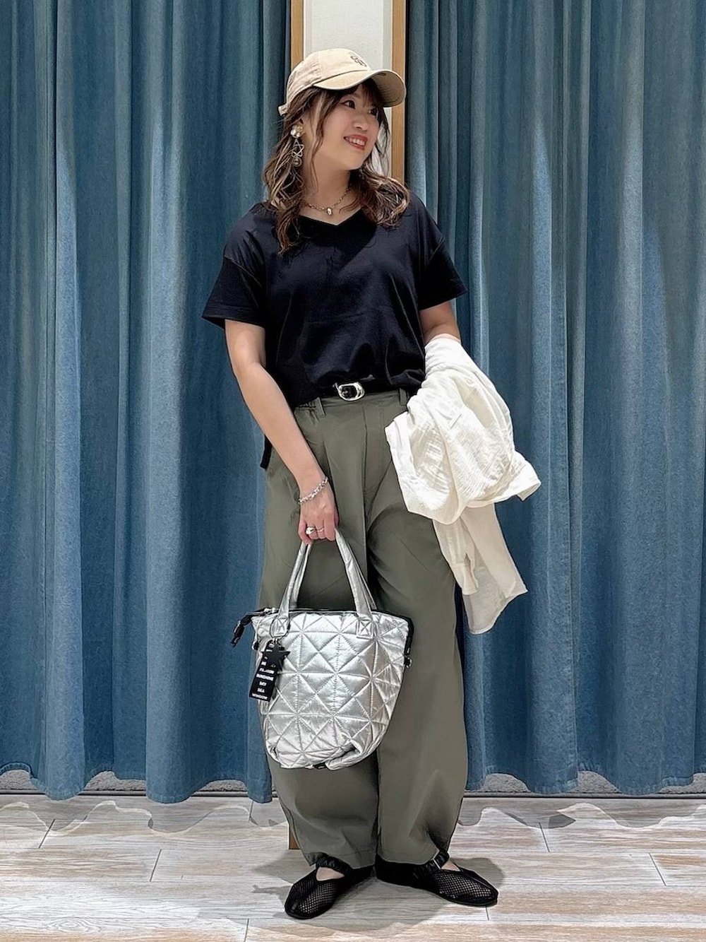 ホワイト系のシャツ/ブラウス、グリーン系のその他パンツ、ブラック系のパンプスを着用したレディースの春コーディネートの4枚目の写真