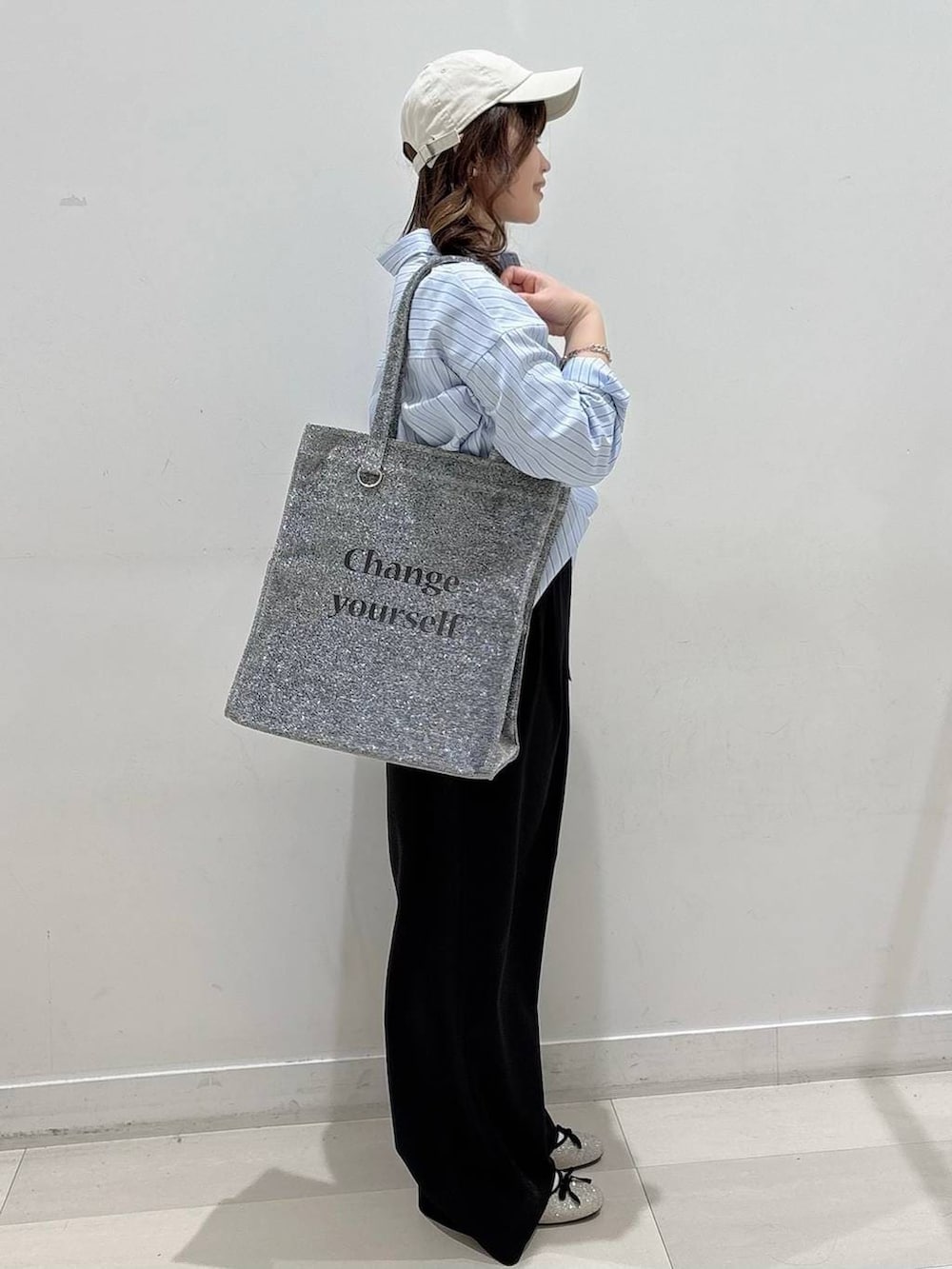 シルバー系のバレエシューズ、グレー系のトートバッグ、ブルー系のシャツ/ブラウスを着用したレディースの冬コーディネートの3枚目の写真