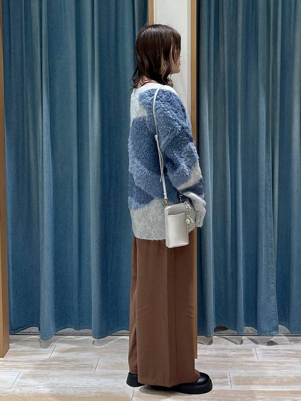 ブラック系のキャミソール、ブラウン系のその他パンツ、ブラック系のサンダルを着用したレディースの秋コーディネートの2枚目の写真