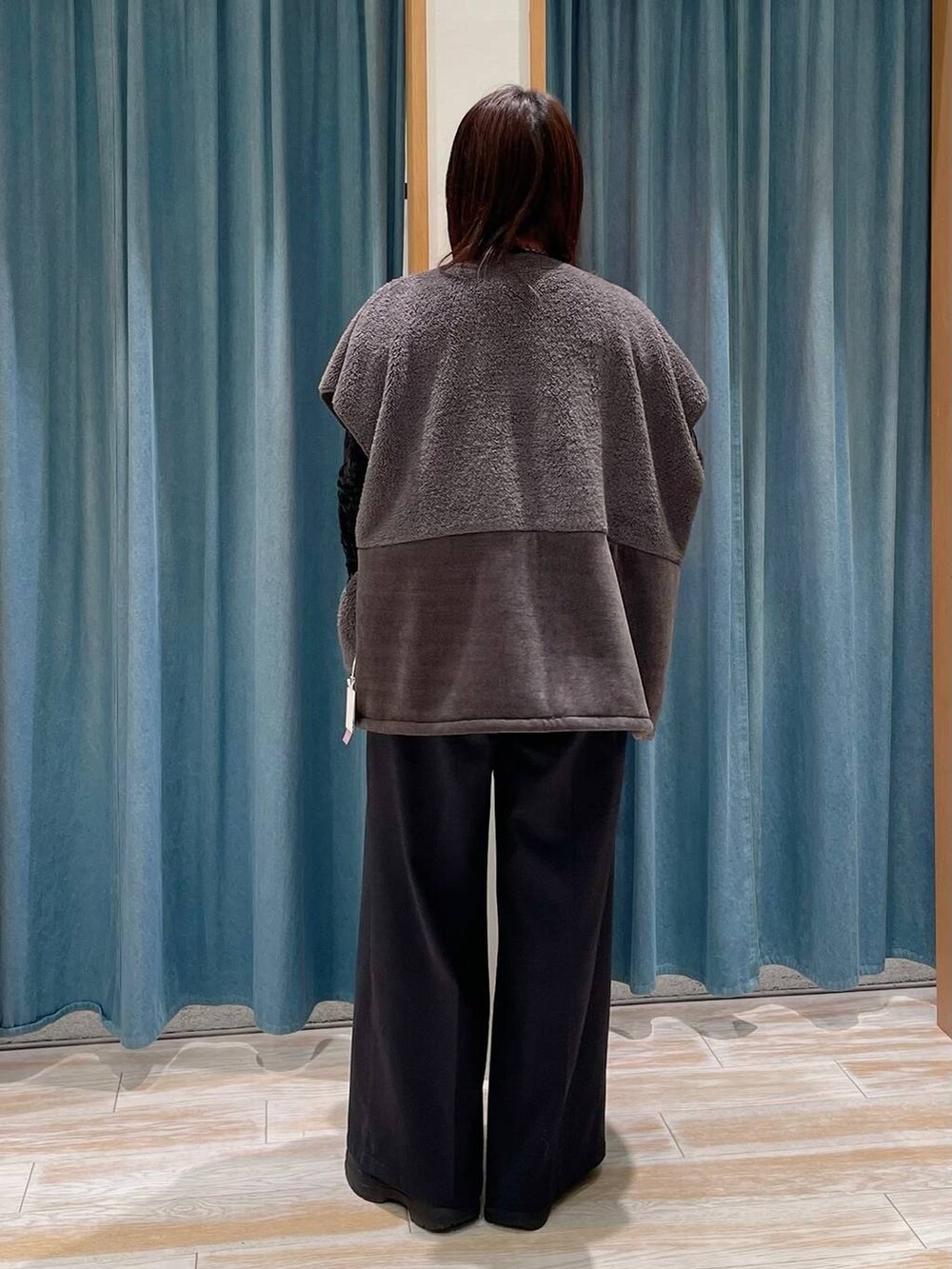 ブラック系のブーツ、ブラック系のその他パンツ、ブラック系のTシャツ/カットソーを着用したレディースの冬コーディネートの2枚目の写真