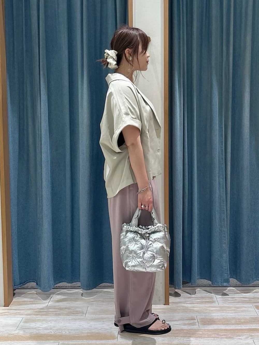 シルバー系のショルダーバッグ、ブラック系のサンダル、パープル系のその他パンツを着用したレディースの春コーディネートの2枚目の写真