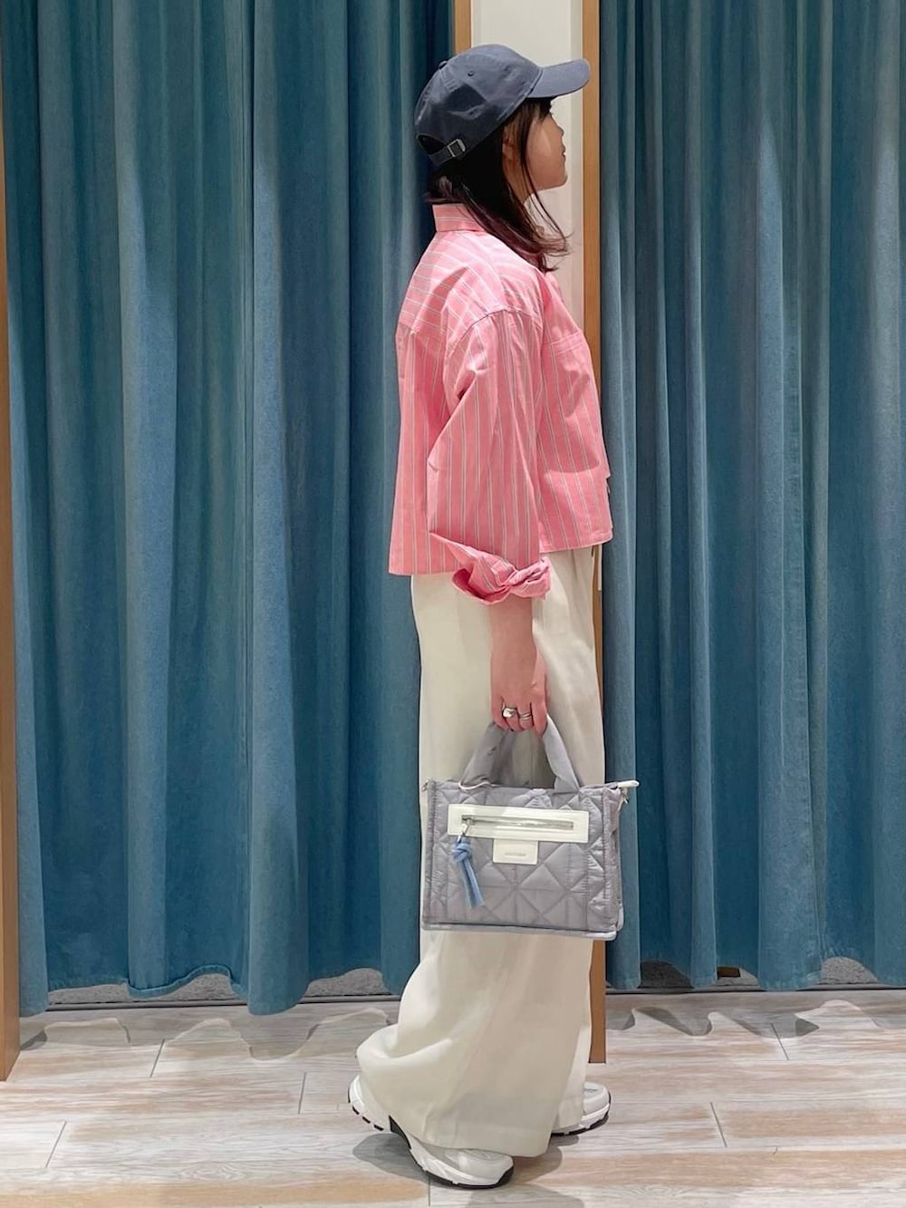 ホワイト系のその他パンツ、ホワイト系のスニーカー、グレー系のショルダーバッグを着用したレディースの春コーディネートの2枚目の写真