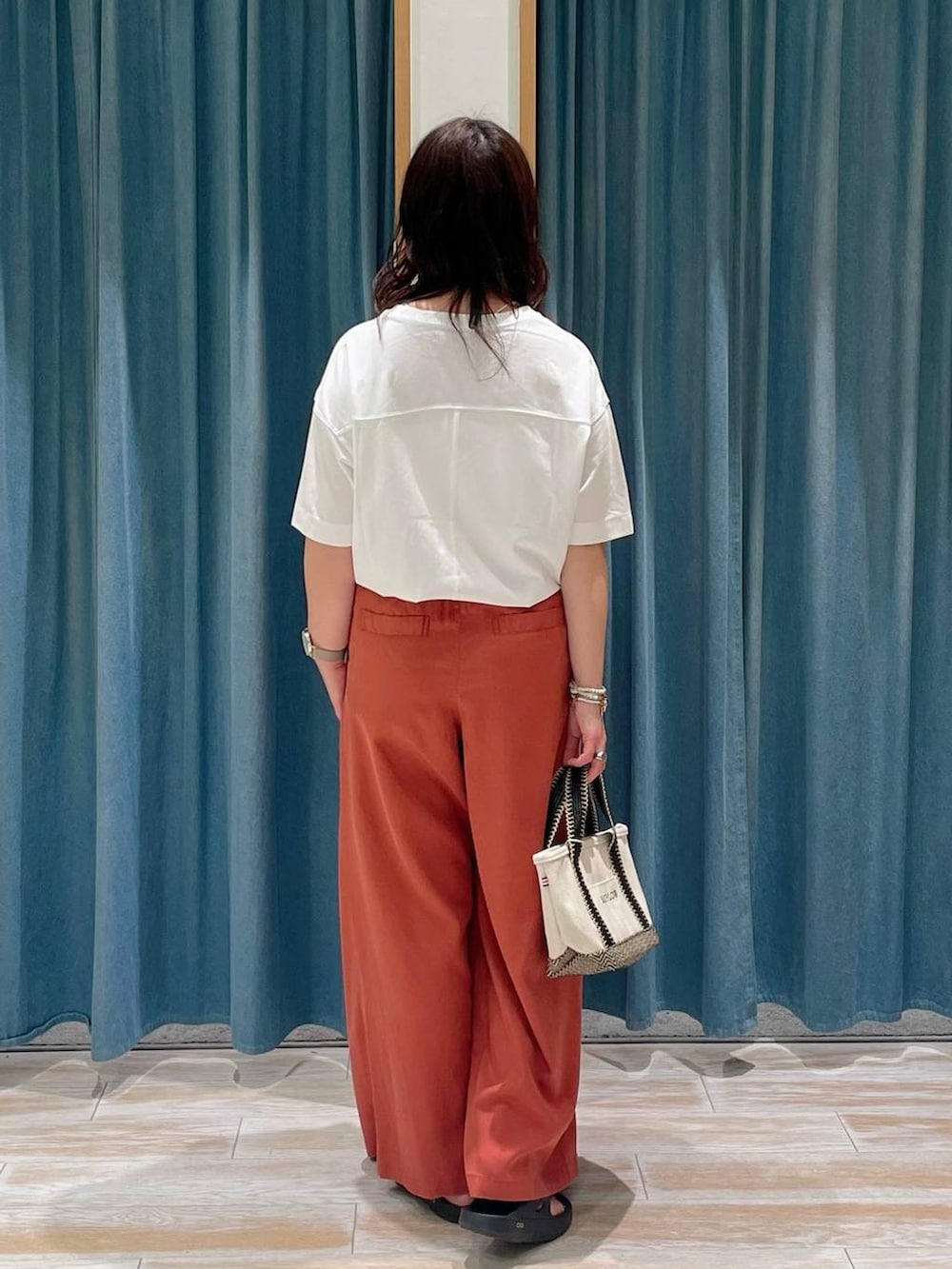 ブラック系のサンダル、ベージュ系のトートバッグ、ブラウン系のその他パンツを着用したレディースの春コーディネートの3枚目の写真