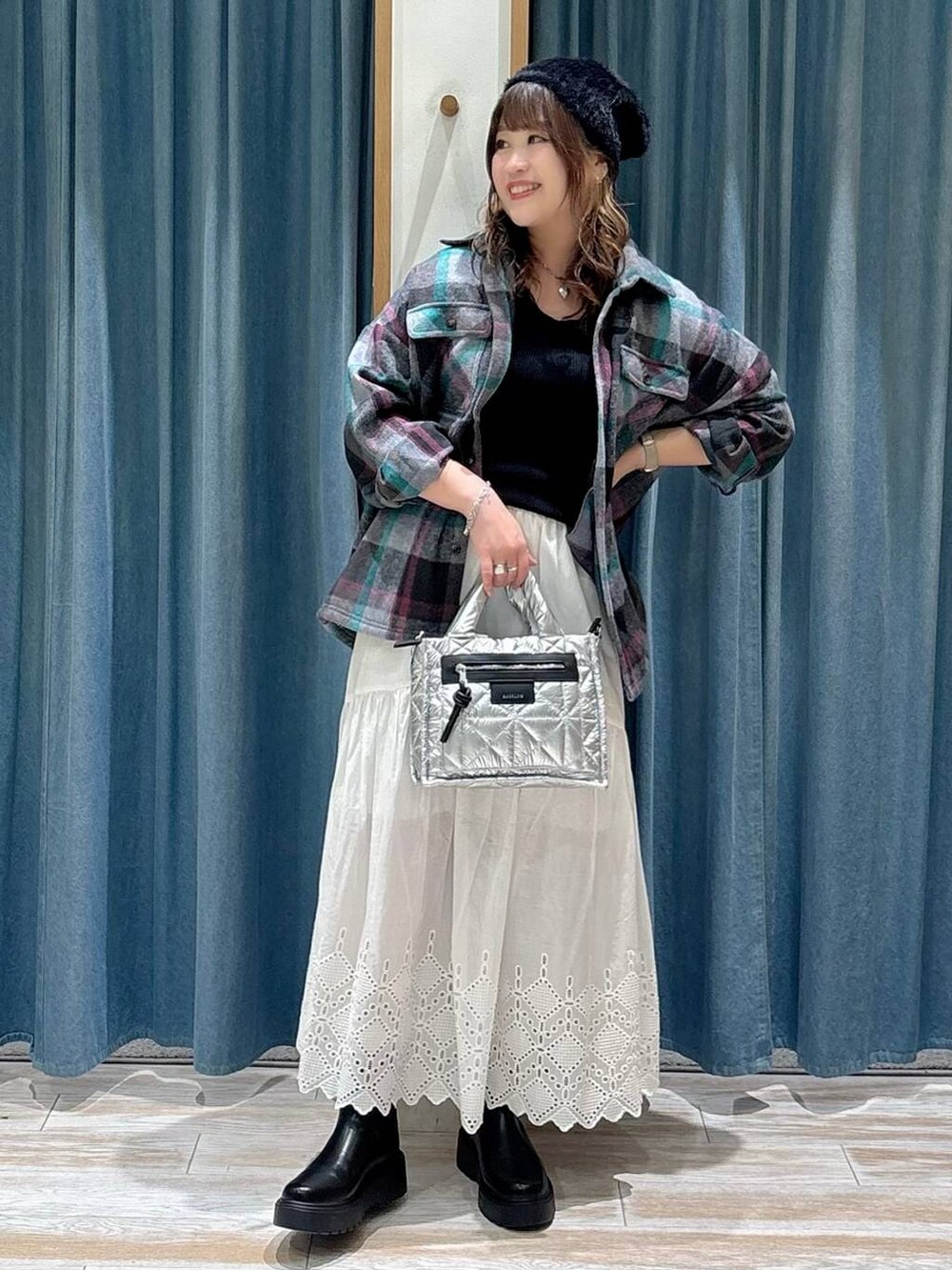 シルバー系のショルダーバッグ、グレー系のその他アウター、ブラック系のニット/セーターを着用したレディースの秋コーディネートの4枚目の写真