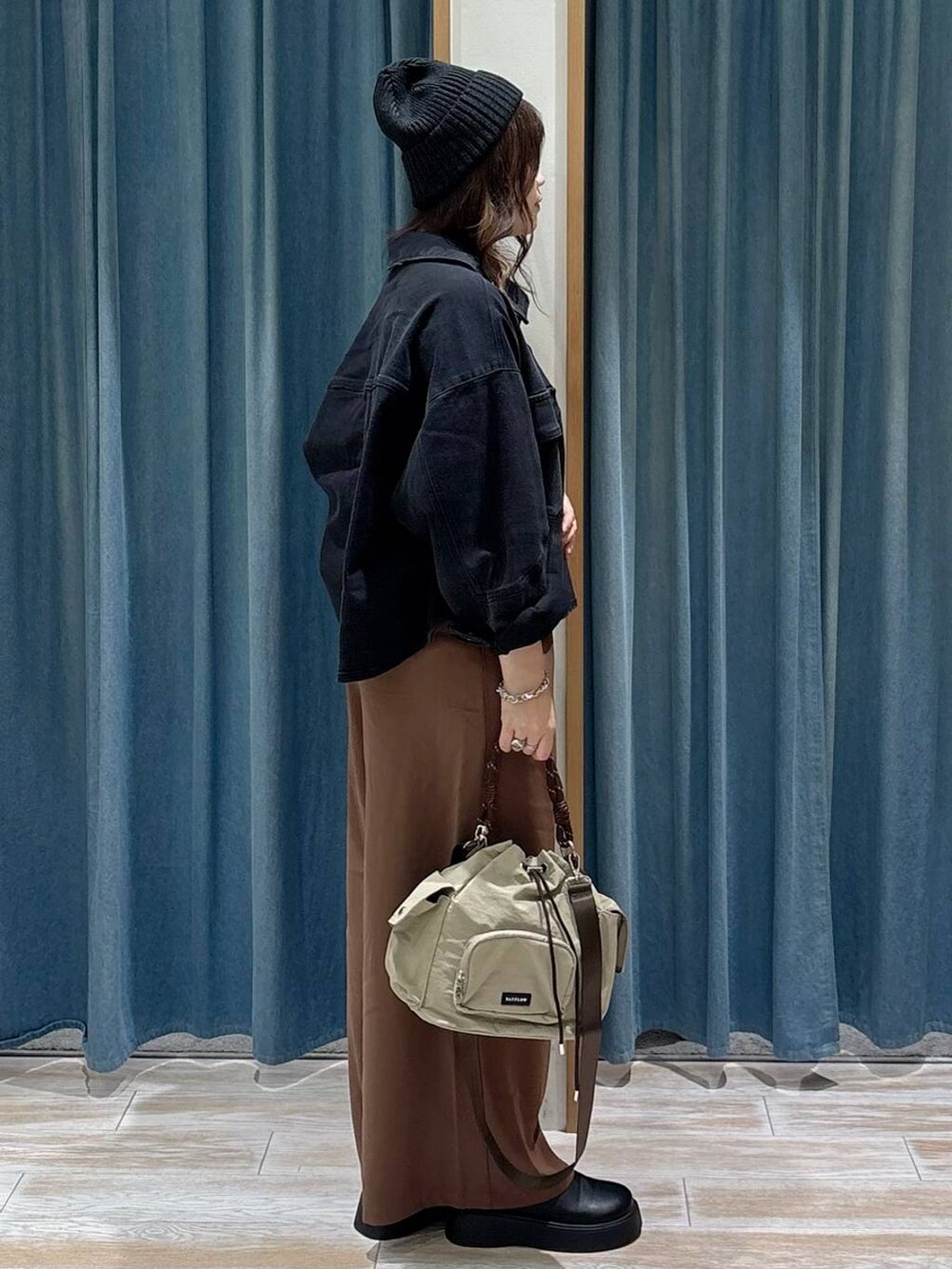 ブラウン系のその他パンツ、ブラック系のサンダル、ブラック系のシャツ/ブラウスを着用したレディースの秋コーディネートの2枚目の写真